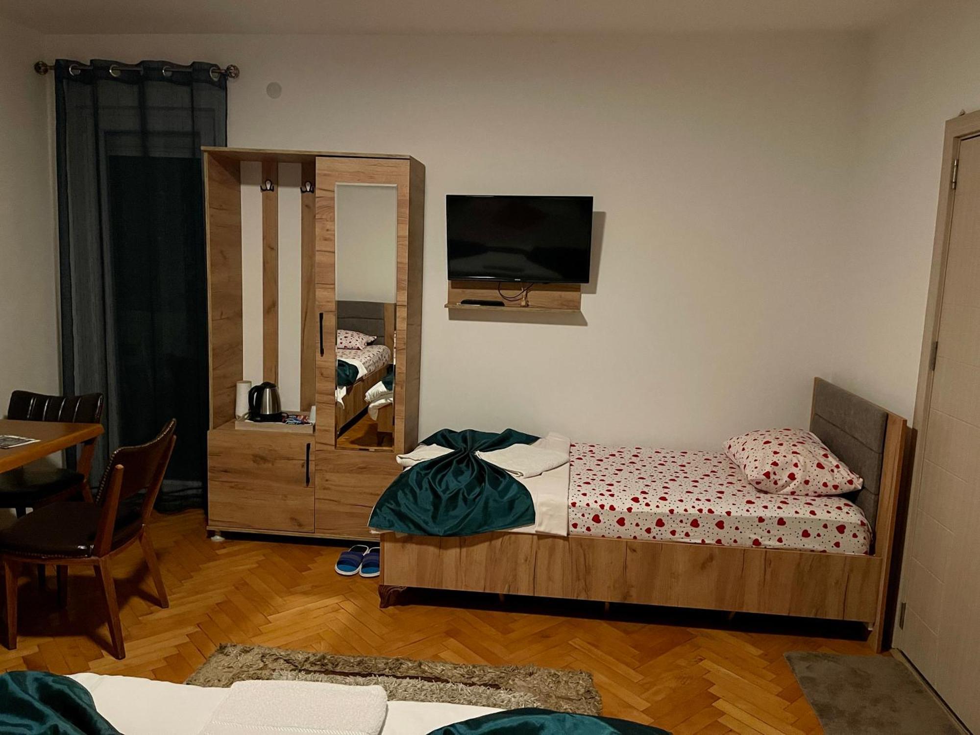 Madigan'S Hotel Kosovo Polje Kültér fotó