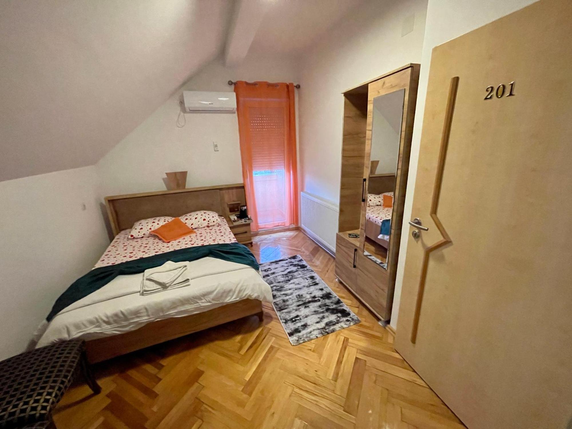 Madigan'S Hotel Kosovo Polje Kültér fotó