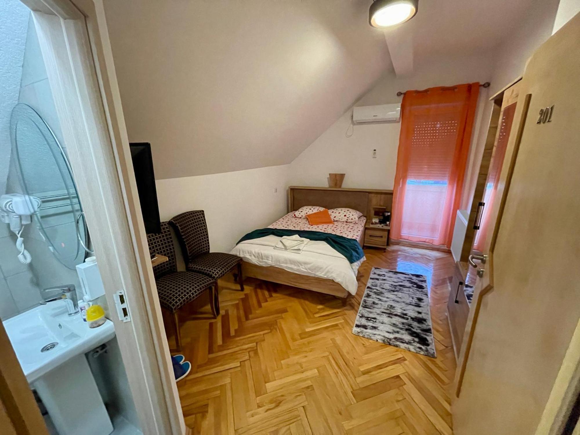 Madigan'S Hotel Kosovo Polje Kültér fotó