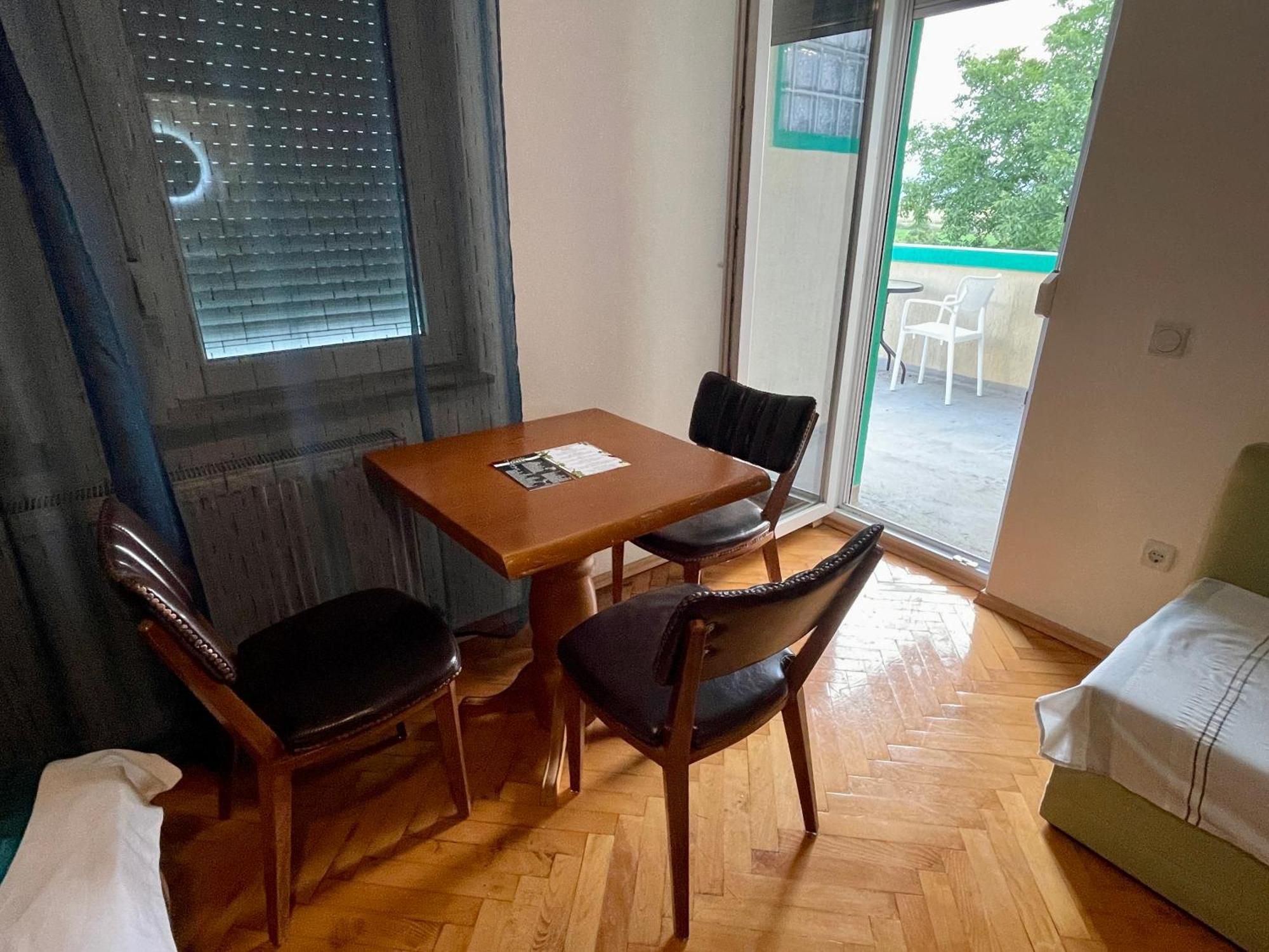 Madigan'S Hotel Kosovo Polje Kültér fotó