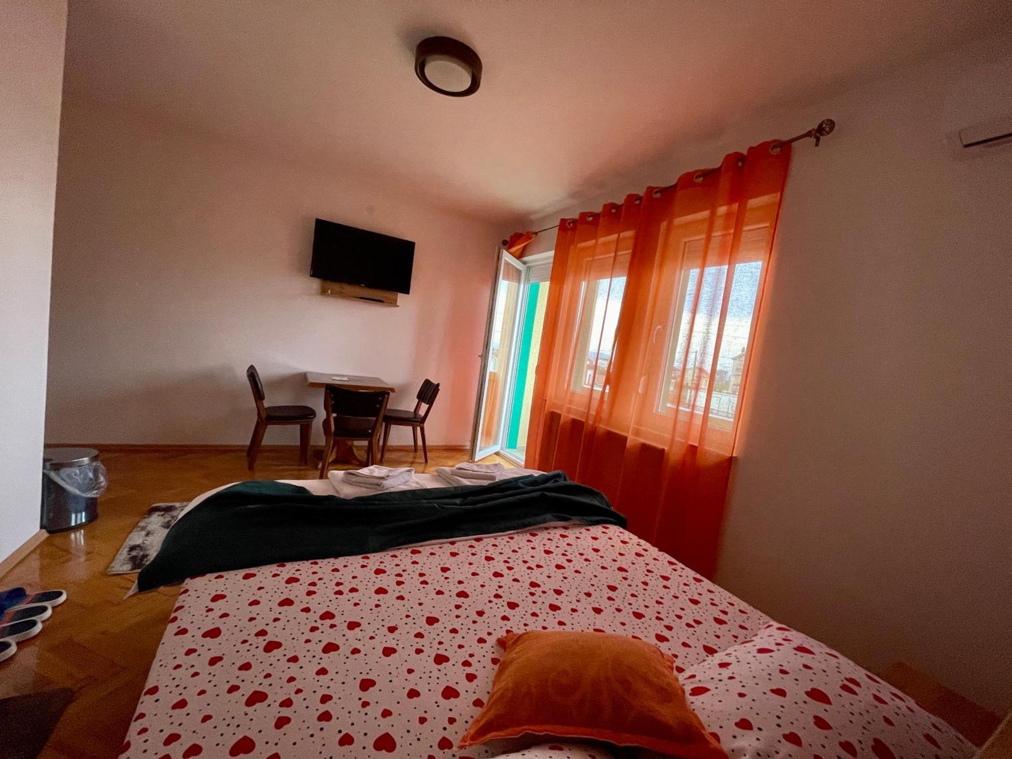 Madigan'S Hotel Kosovo Polje Kültér fotó