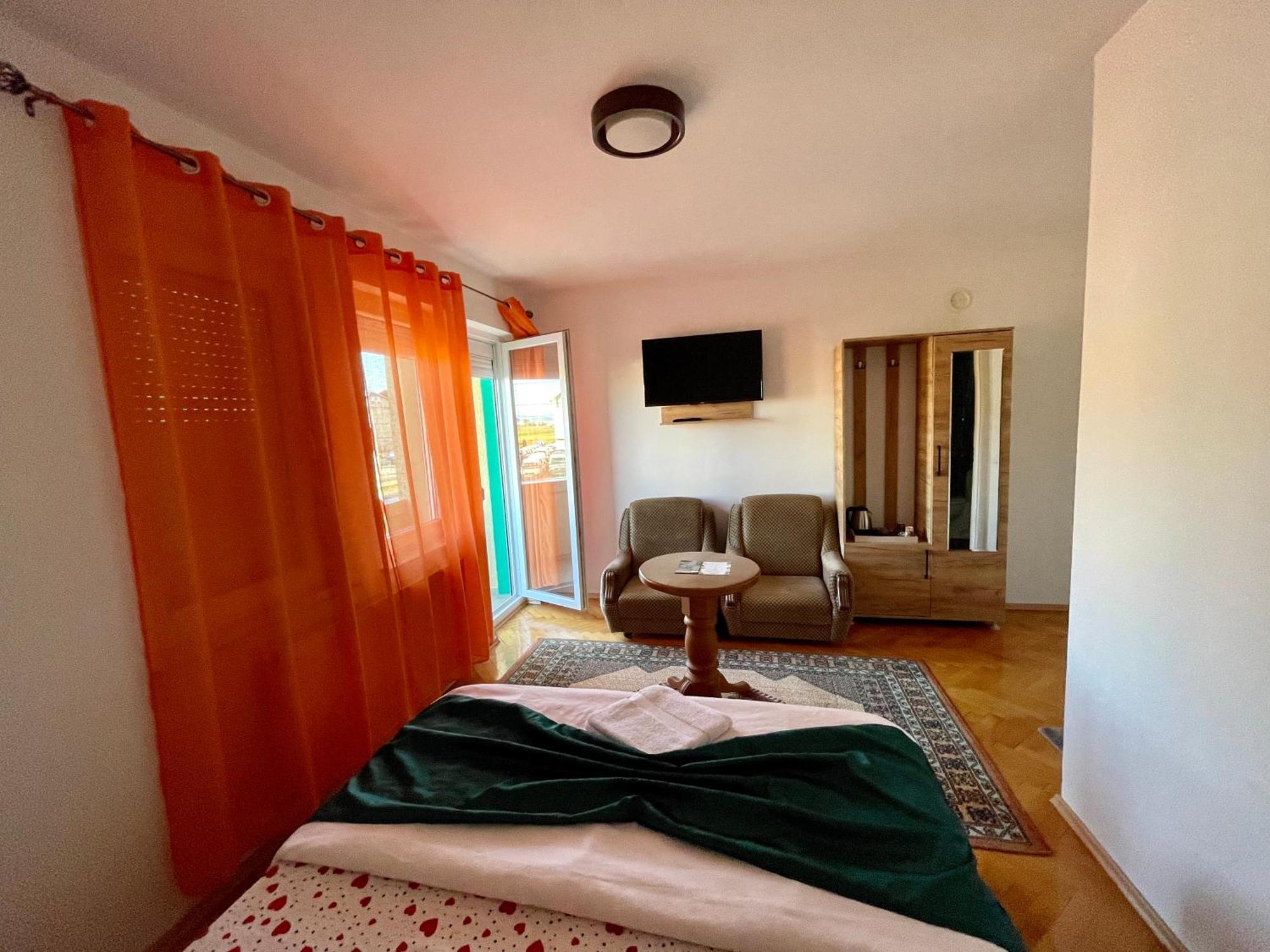 Madigan'S Hotel Kosovo Polje Kültér fotó