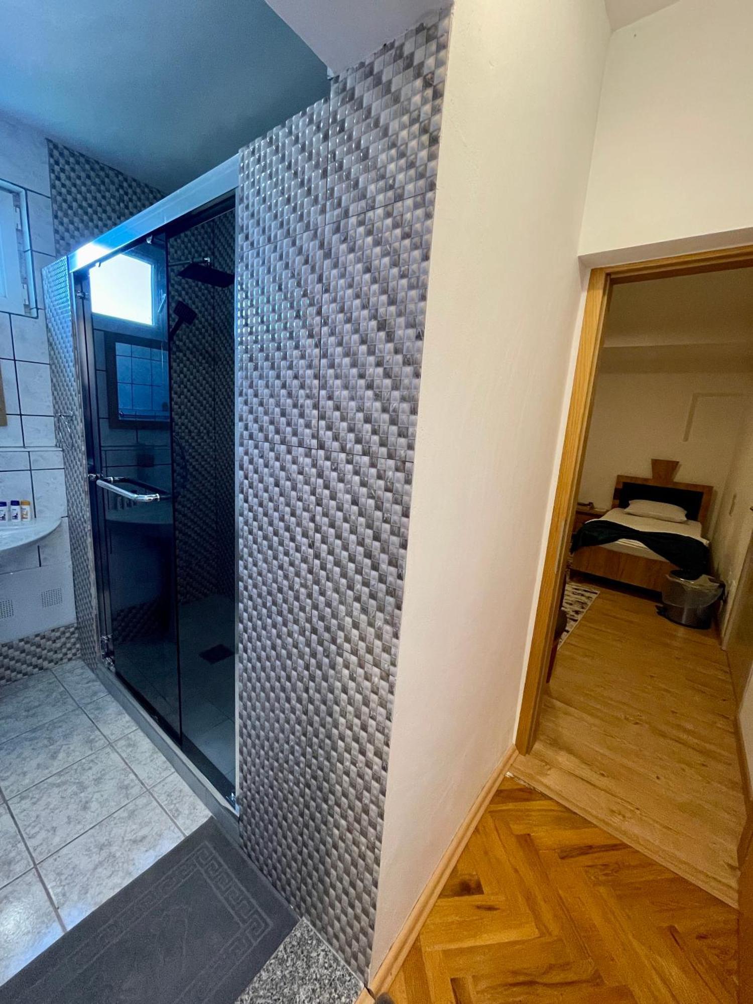 Madigan'S Hotel Kosovo Polje Kültér fotó